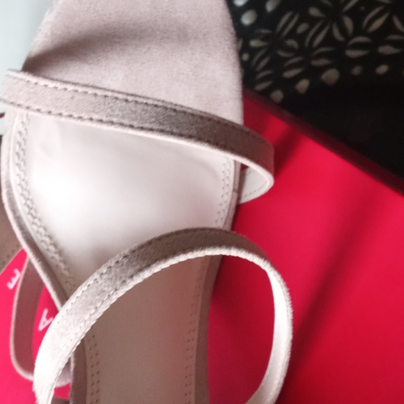 Kelly and Katie Courtnee Sandal - Picture 8 of 8